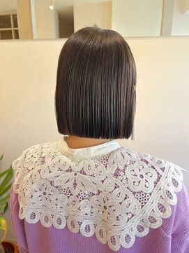 ロアン(roan) しっとり暗めグレージュ×切りっぱなしボブ