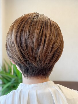 エホン(ehon) 桜の季節のお出かけには春風を感じさせる大人ショートカットで。