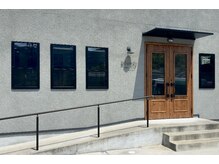 店舗前が駐車場、入口はバリアフリーです。