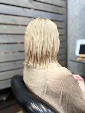 アール(R) ハイトーンボブ