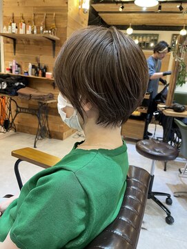 チリンバイロストシティー(Chillin by LOSTCITY) ショートボブ白髪ぼかしハイライトインナーカラーブリーチ