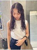 スパイラルパーマ　くるくるパーマ　真ん中分け　センター分け