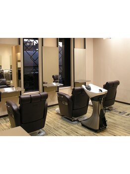 【平日8:30/土・日8:00OPEN】幅広い年齢層の男性から支持の高いカット技術◎高い再現性で、朝も楽々♪