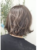 赤味が無いアッシュ系カラーの外はねボブ