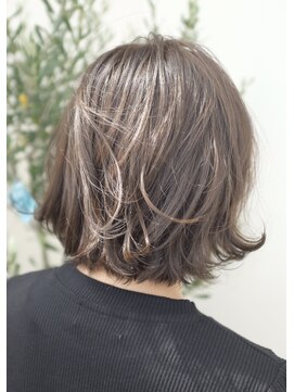 モカ ヘアーデザイン(moca HAIR DESIGN) 赤味が無いアッシュ系カラーの外はねボブ