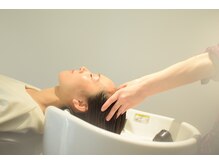 ヘアアンドフェイシャル ヴィトリーノ(Hair & Facial Vitrine)の雰囲気（フルフラットのシャンプーベッドのスパタイム♪ついうとうと…♪）