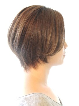 レウナ 外苑前(Reuna) 黒髪でも可愛く決まるシルエットが綺麗なショート