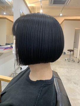 カキーン(cakeen) 20代30代大人可愛いアッシュブラック切りっぱなしレイヤーボブ