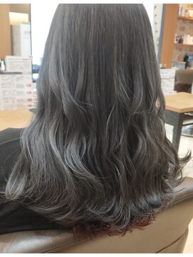 ヘアリゾートハピネス ゆるやかウェーブ×インナーカラー