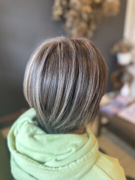 明るめ白髪ぼかしハイライト