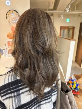 ラナ(LANA) ロングレイヤー×白髪ぼかしハイライト