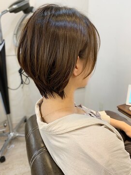 マリアバイアフロート(Maria by AFLOAT) 【添田】バッサリイメチェン。耳かけショート。フォギーベージュ