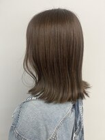 ヘアーアンドビューティーザ エフ(Hair Beauty the F)&nbsp;外ハネ＿ミディアム＿艶髪＿くすみベージュ