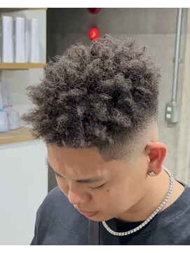 イーラ(era) スパイキーアフロ ツイストスパイラル眉カットメンズパーマ