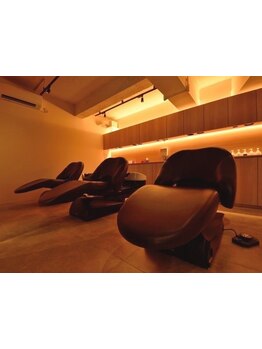 リラックスできる柔らかな照明&心地良い音楽が流れる『シャンプーブース』で眠りを誘う空間に◎