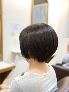 ヘアー グリーン(hair green) 丸みシルエットで艶感引き立つ大人ショートボブ