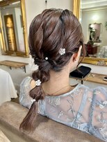 ヘアーアンドカラー プラーチェ(hair&color Plaatje)&nbsp;パールとお花ピンの編み込み玉ねぎポニー