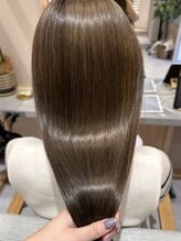 一度薬剤を反応させた後に定着トリートメントを施します[塚口/髪質改善トリートメント/縮毛矯正/大人女性]