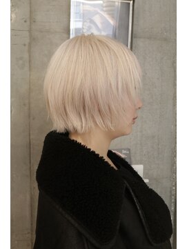 クセが出てもきまるホワイトのレイヤーボブ