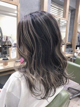 ジゼル(gisele) バレイヤージュで作るハイライト