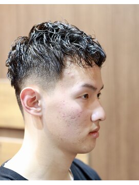 バーバーショップ スバル(BARBERSHOP SUBARU) <理容室><バーバー>黒髪ショートニュアンスパーマフェード