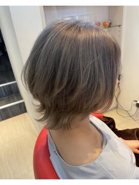 ヘアーリゾートラシックアールプラス(hair resort lachiq R+) 《R+》ショート/外ハネ/シルバーアッシュ/ダブルカラー