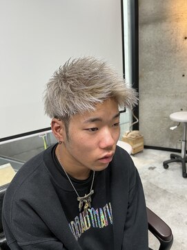 イーラ(era) 短髪ハイトーン束感ジェットモヒカン刈り上げ