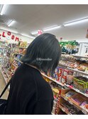 抜け感たっぷり、洗練されたグリーンアッシュ