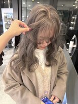 ノエ シンサイバシ(Noe Shinsaibashi)&nbsp;【LIRA】透明感グレージュ×ウェーブ巻き韓国レイヤー