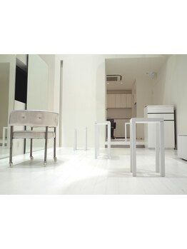□white…月曜OPEN・マンツーマン制☆ファッションのアクセサリーとなるhairを真っ白な空間で創る。