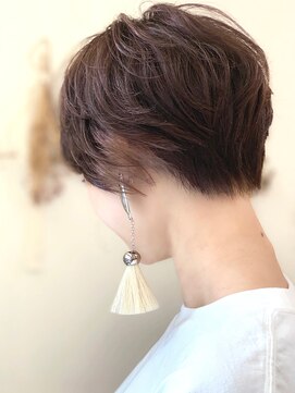 ラッシュグラス(Rush grass) 可愛さを際立たせたハンサムショート