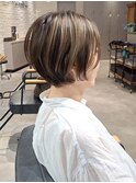 ダークグレーベース×ベージュハイライトショートボブ
