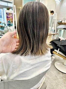 ロミー 本厚木(ROMMY.) 白髪ぼかしのバレイヤージュハイライトコントラストカラー