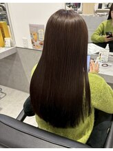 潤いを閉じ込める「特殊アイロン技法」。キューティクルを整え、光を反射する鏡面仕上げに 