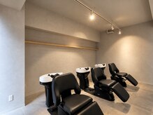 リーシュ イロン(Re:sh iron)の雰囲気（おくつろぎ頂けるフルフラットのシャンプー台を使用しています）