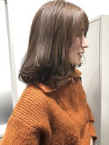 アトリエ(Atelier) ベージュカラーふんわりミディ