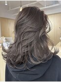 アッシュブラウンカラーのミディアムレイヤー