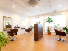 ア ロット フォーヘアー(a lot for hair)の雰囲気（光が差し込む明るい店内で癒しのひとときをお過ごしください♪）