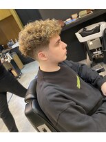 フランクスバーバー アンド ビアークラブ(FRANK'S BARBER and BEER CLUB)&nbsp;ツーブロックナチュラルフェードブリーチスペインカール　TT