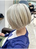 素敵なホワイトヘアにちょっとだけベージュカラーのショートボブ
