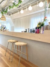 【店内の雰囲気】待合いスペースもゆったりカフェ気分！やわらかな陽が差し込むこだわりの空間でくつろいで