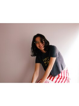 髪がキレイなままパーマがかかる。ツヤ感のあるしっとりもっちりカール。3種のパーマで女性らしさをプラス