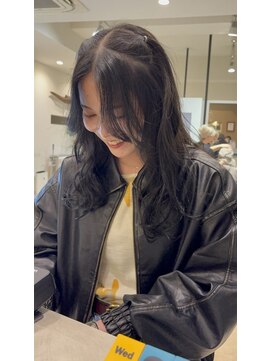 黒髪ロング × 顔まわりレイヤーでつくる大人の抜け感ウェーブ