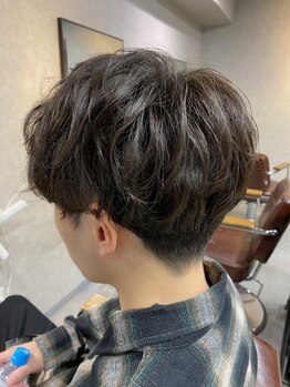クラスタ(cluster)の写真/スタイリストの巧みなカット技術に定評あり◎ON/OFFきまるパーマスタイルは再現性が高く扱いやすいと好評！