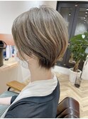 オン眉ショート　ナチュラルレイヤーマロンブラウン耳かけボブ