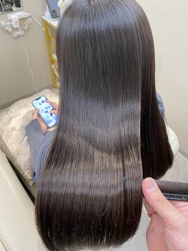 〈美髪縮毛矯正〉ショコラ系の艶が映えるシンメトリーレイヤー