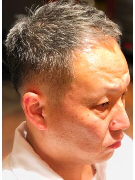 キングズバーバーショップ ツービッツ(King's Barbershop 2-bits) フェード