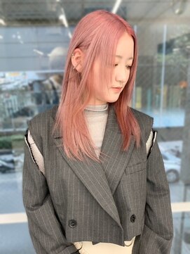 ランテルディ 渋谷(LANTERDIT) センターパート ストレート ケアブリーチ ピンクカラー 艶感