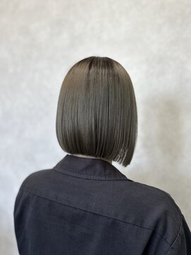 サロンドクオリア(Salon de Qualia) 前下がりボブ×グレージュカラー
