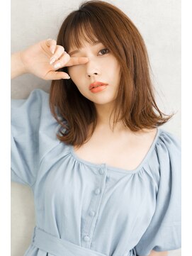 リリーオブザベイス(Lily of the Vase) ベージュ　レイヤー　外ハネ　くびれ　ミディアム